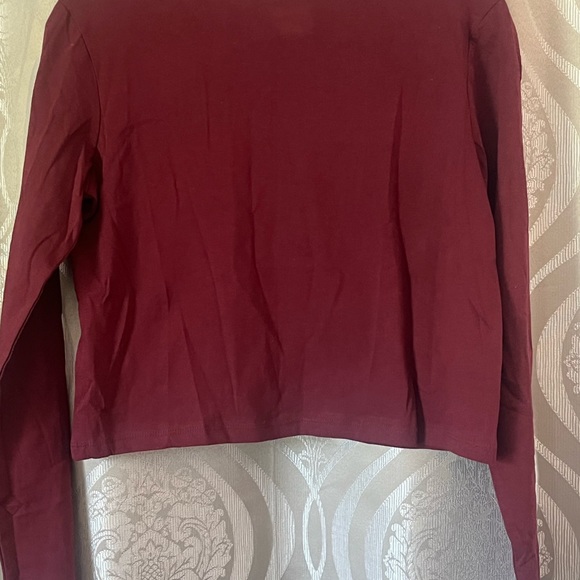 ⭐️BOGO⭐️ Ladies Long Sleeved Crop Top- BOGO, SIZE MEDIUM ONLY - Picture 3 of 14